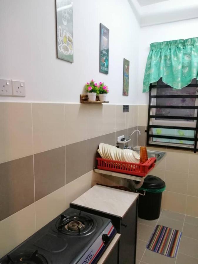 Homestay Camelia Kuala Terengganu - Seroja House Bagian luar foto