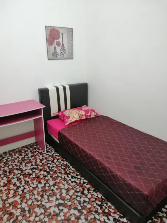 Homestay Camelia Kuala Terengganu - Seroja House Bagian luar foto