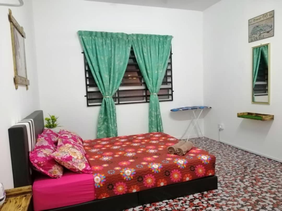 Homestay Camelia Kuala Terengganu - Seroja House Bagian luar foto
