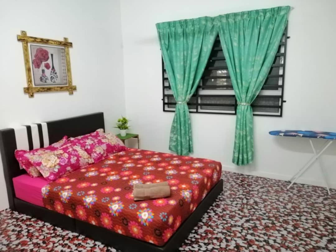Homestay Camelia Kuala Terengganu - Seroja House Bagian luar foto